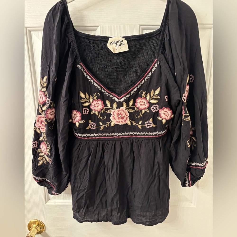 SAVANNA JANE SZ M EMBROIDERED TOP EUC BLACK FLOWERS PEASANT V NECK